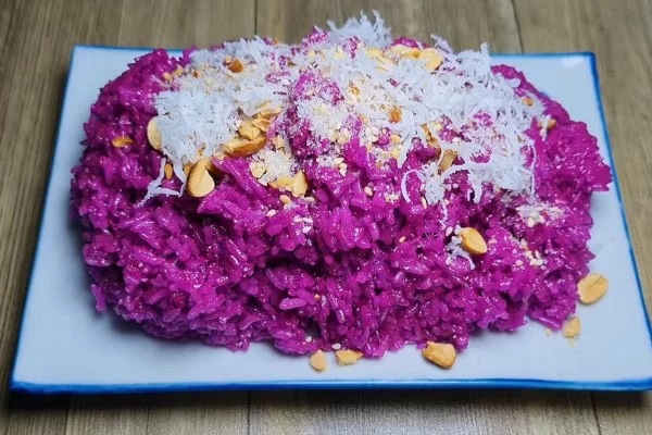 Xôi lá cẩm kết hợp với muối mè