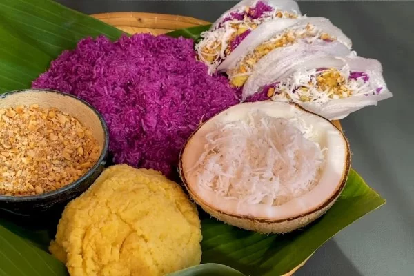 Xôi lá cẩm nước cốt dừa ăn cùng bánh tráng