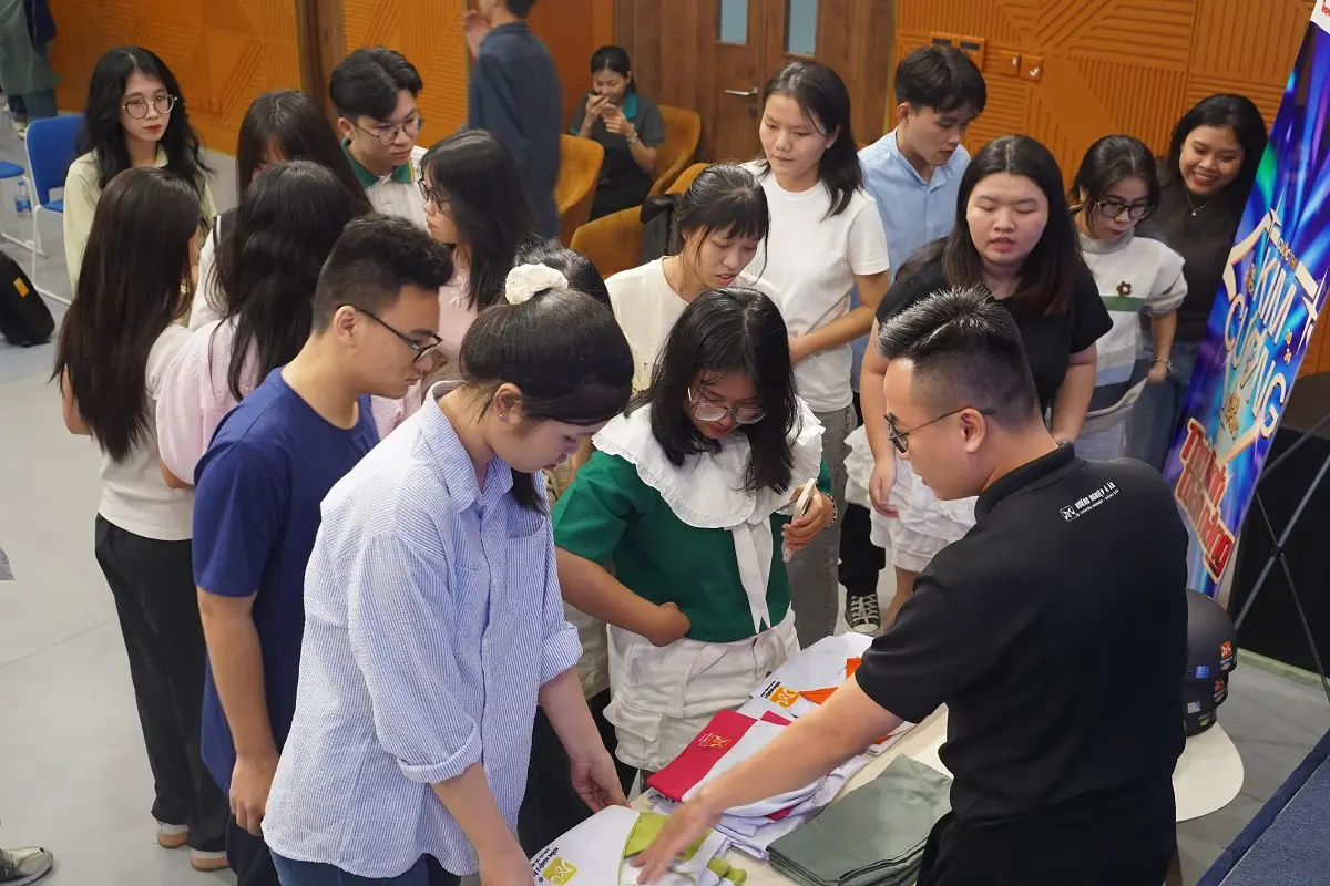 các bạn trẻ tìm hiểu về hnaau