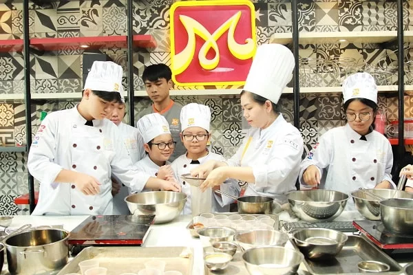 giảng viên lớp á âu kitchen for kid