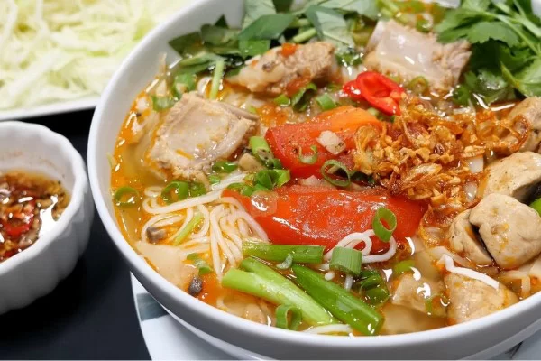 Sườn nấu sấu ăn bún