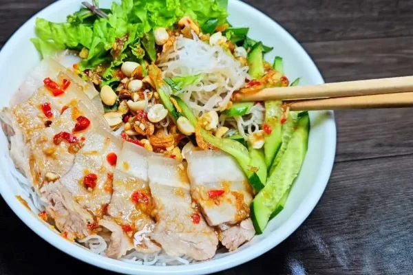 Thưởng thức món bún mắm nêm