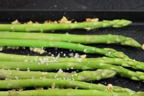 Xào măng tây với tỏi