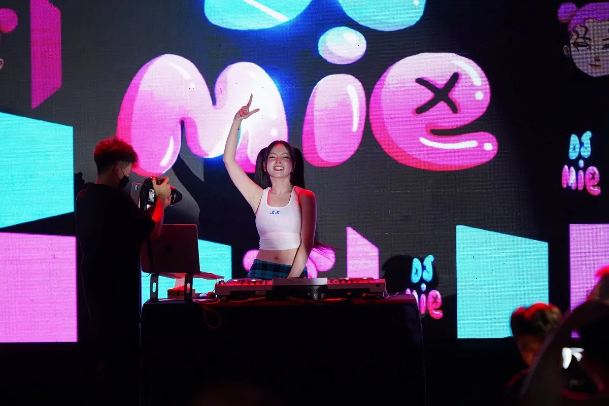 dj mie cháy tại liveshow