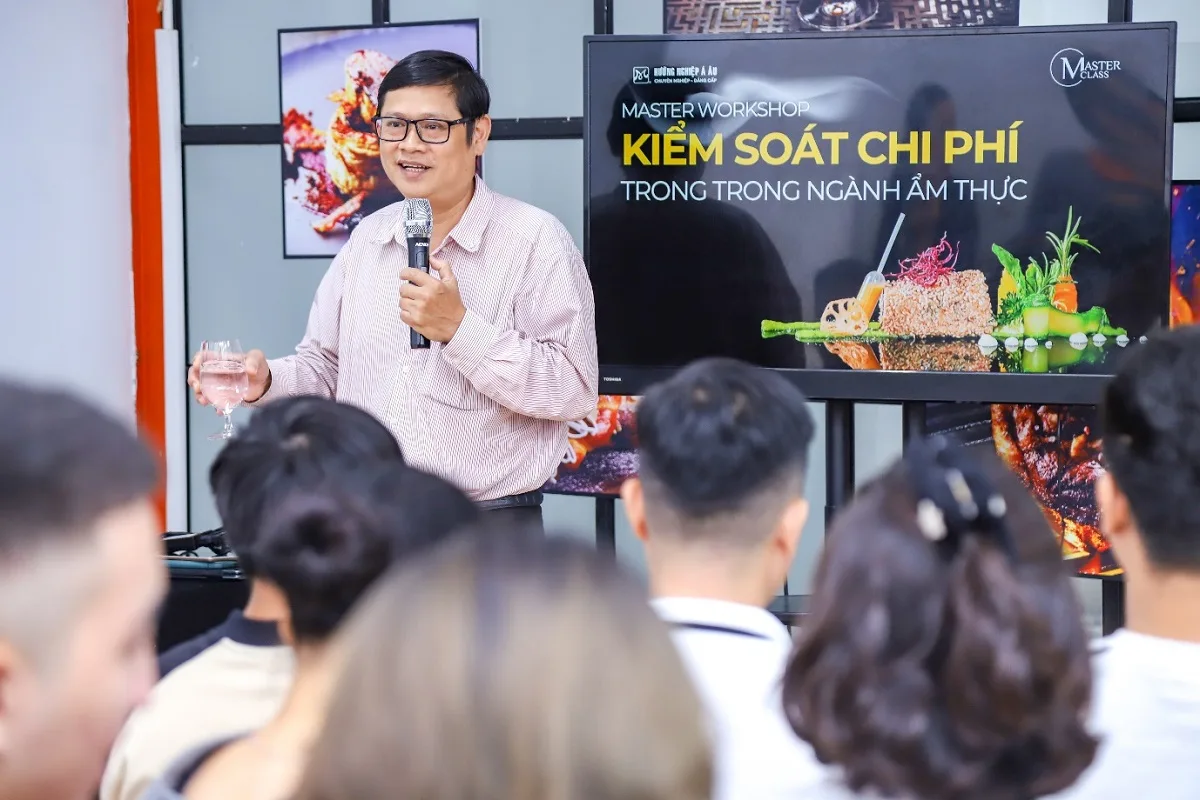 giảng viên chia sẻ việc kiểm soát chi phí