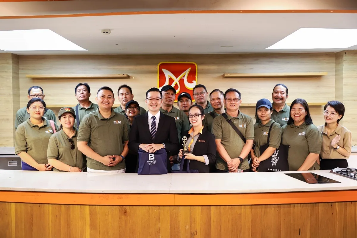 giảng viên trường bali tourism polytechnic và đại diện hnaau