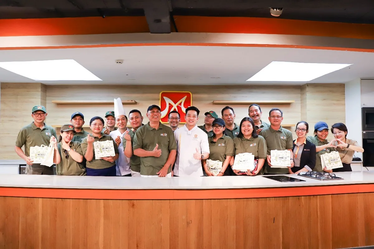 hướng nghiệp á âu trao quà kỷ niệm