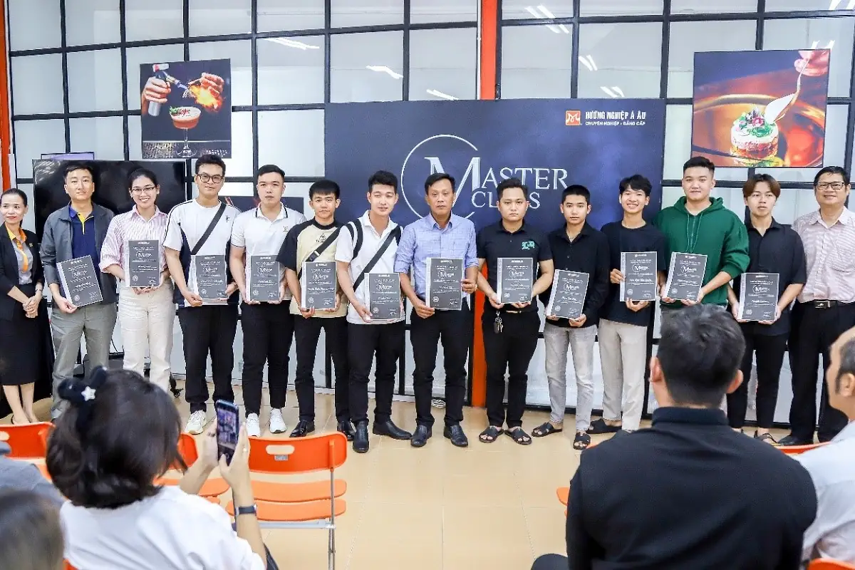 khách mời nhận giấy chứng nhận tham gia