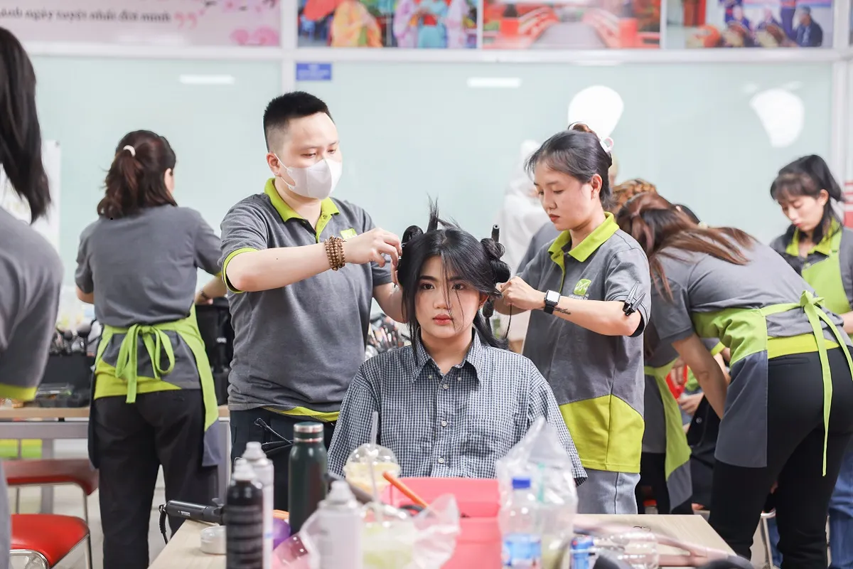 làm tóc chuẩn bị trước biểu diễn