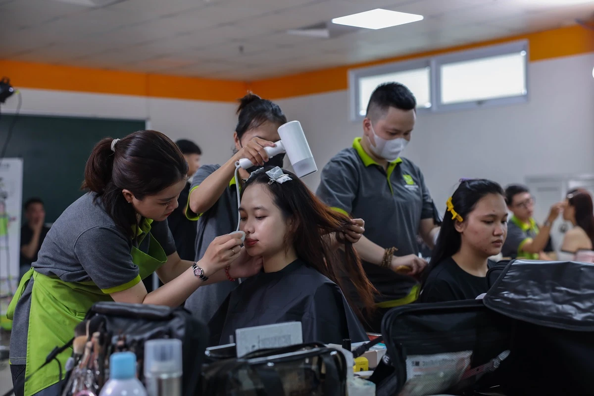 makeup và làm tóc tại sự kiện