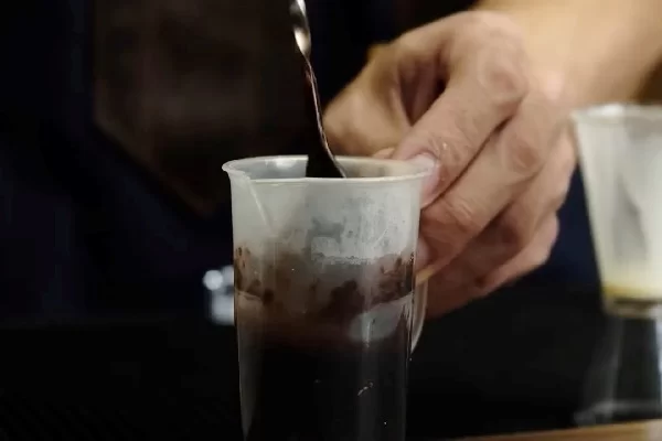 pha cacao với nước nóng