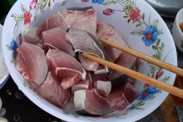 Sơ chế và ướp cá đuối với các loại gia vị