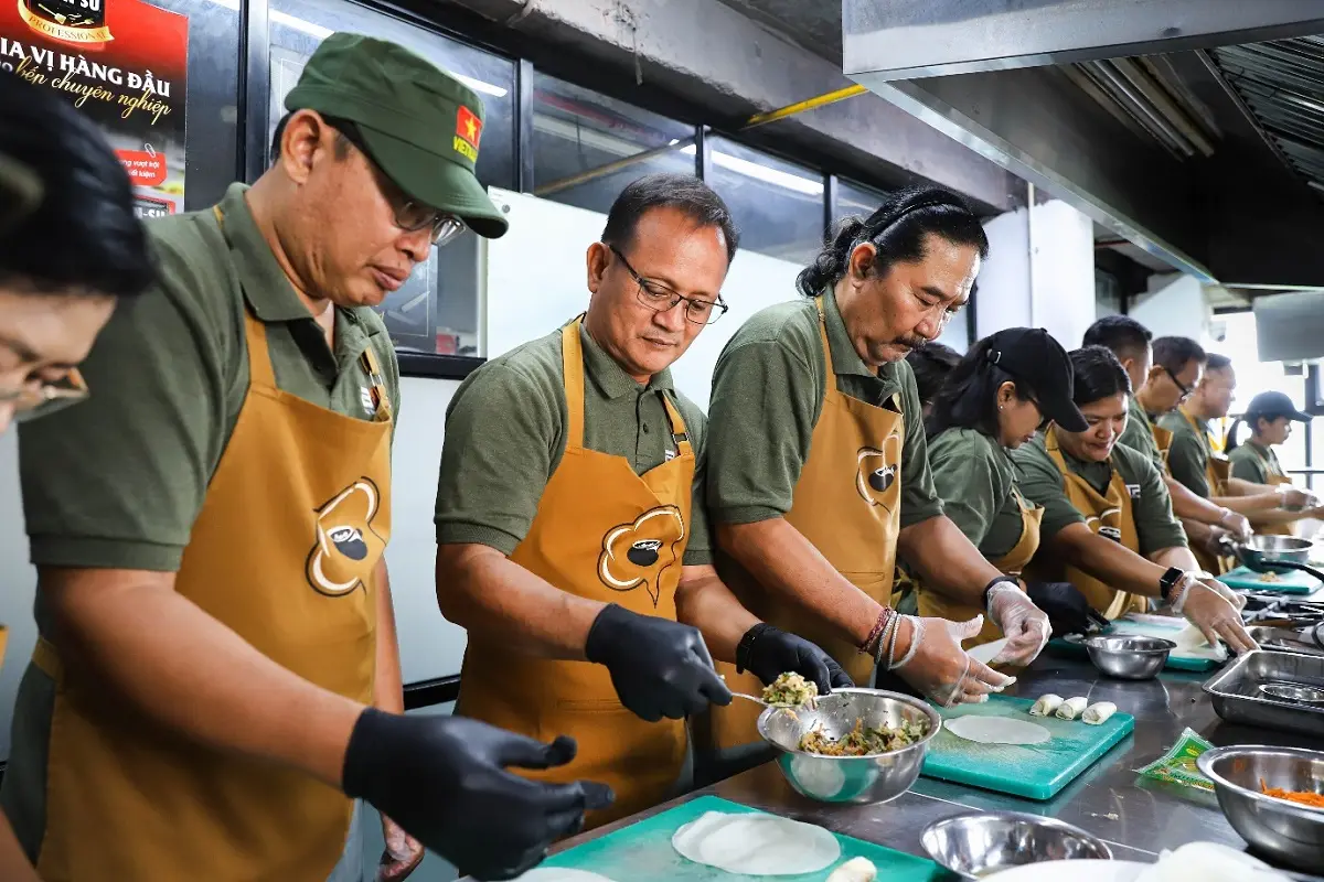 trải nghiệm cuốn chả giò việt nam