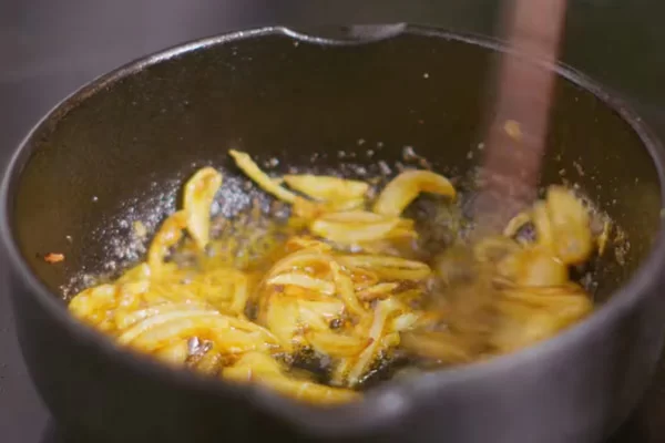 Chưng gạch cua với hành