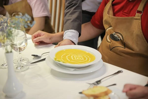 dao-tao-ung-xu-ban-tiec đào tạo ứng xử bàn tiệc