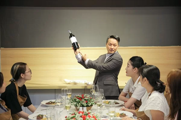 hoc-ung-xu-ban-tiec-chuyen-nghiep học ứng xử bàn tiệc chuyên nghiệp