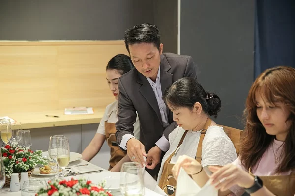 khoa-hoc-ung-xu-ban-tiec khóa học ứng xử bàn tiệc