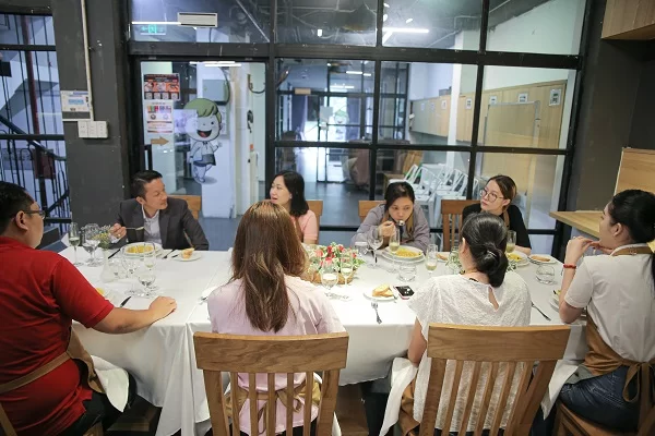 nghe-thuat-ung-xu-ban-tiec nghệ thuật ứng xử bàn tiệc