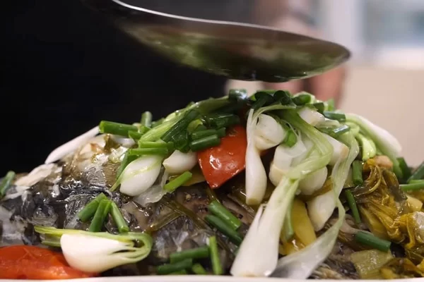 Trình bày và thưởng thức cá chép nấu dưa chua