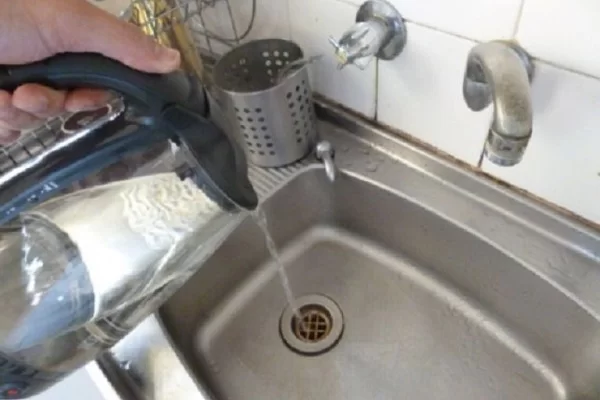 xử lý bồn rửa chén bị tắc