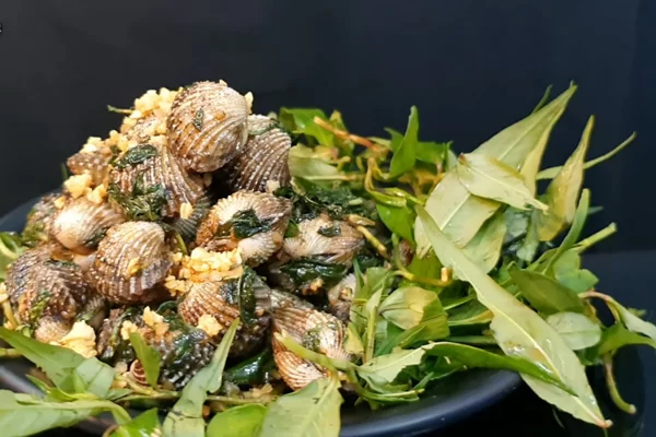 Xò huyết cháy tỏi ăn cùng rau răm