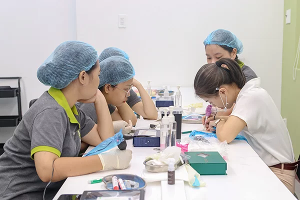 giang-vien-huong-dan-ky-thuat-tao-soi-hairstroke giảng viên hướng dẫn kỹ thuật tạo sợi hairstroke