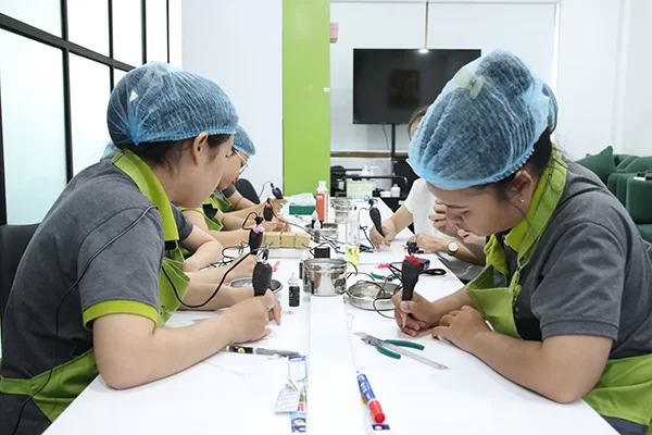 hoc-vien-thuc-hanh-ve-soi-hairstroke học viên thực hành vẽ sợi hairstroke