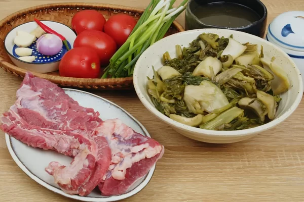 Nguyen lieu chinh nau canh thit bo ham dua chua