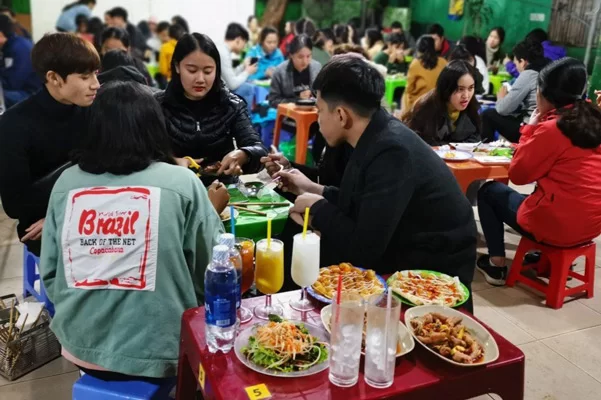 Các quán ăn vặt luôn tấp nập thực khách