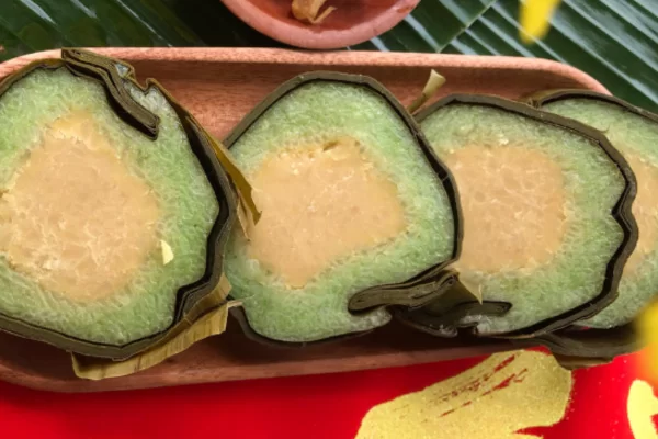 Bánh tét nhân ngọt, cắn một miếng vị béo bùi