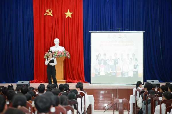 Các em học sinh được lắng nghe những chia sẻ