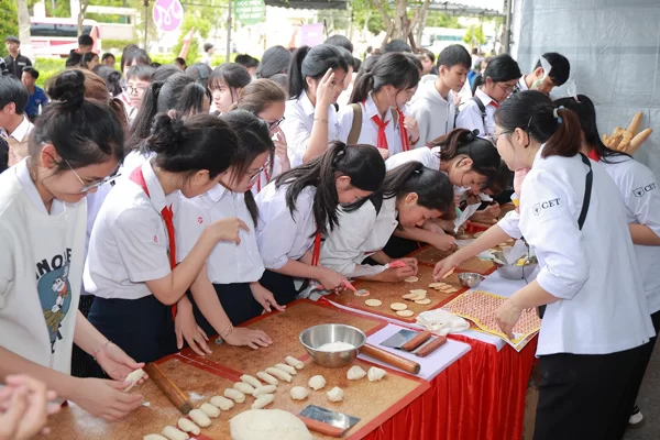 Các em học sinh được tự tay trải nghiệm làm bánh