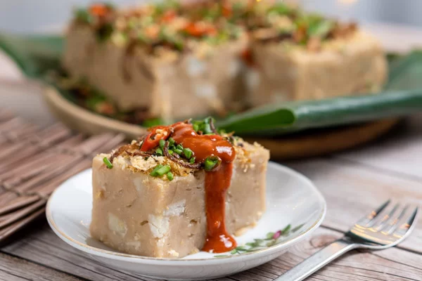 Cắt bánh ra từng phần và thưởng thức