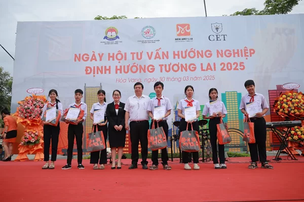 Chương trình trao tặng 11 suất học bổng