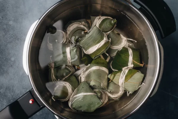 Đổ nước ngập chóp bánh để thành phẩm chín đều