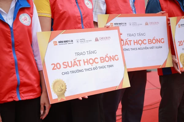 HNAAu và CET trao tặng 20 suất học bổng