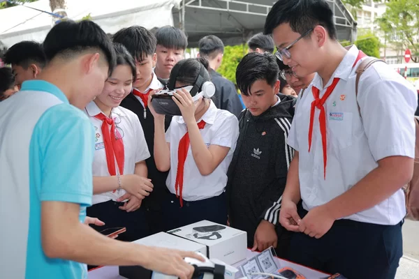 học sinh phấn khởi trải nghiệm thực tế