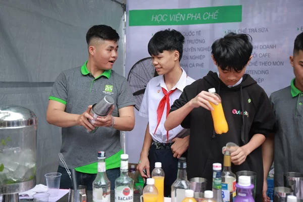 học sinh tỏ ra hứng thú với nghề bartender, barista