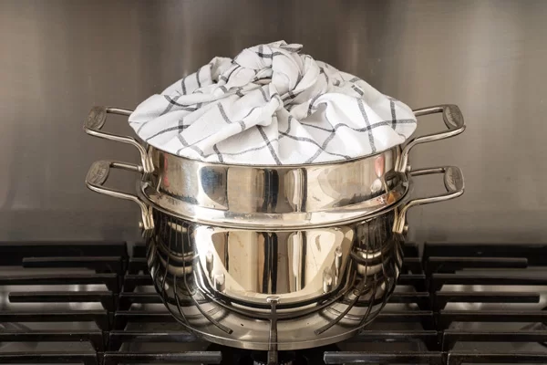 Hơi nước trên nồi hấp sẽ làm nhão mặt bánh