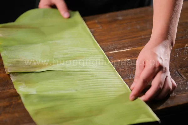 Làm sạch, lau khô lá chuối