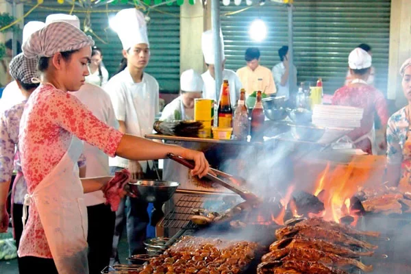 Làm thịt xiên nướng để bán vỉa hè