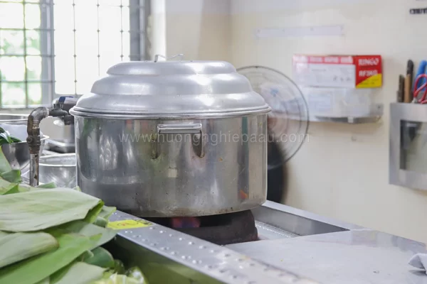 Nên đậy kín nắp khi luộc bánh tét