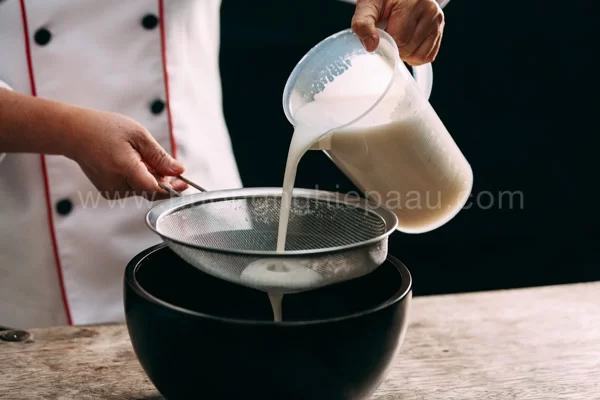Nước cốt dừa cũng cần cho qua rây để loại bỏ cặn