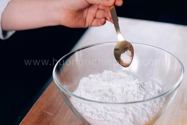 Pha bột để làm món bánh khoai môn chiên