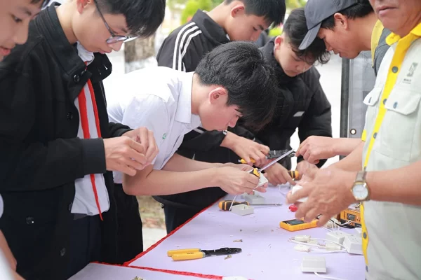 Quầy trải nghiệm của Học Viện Kỹ Thuật – Công Nghệ