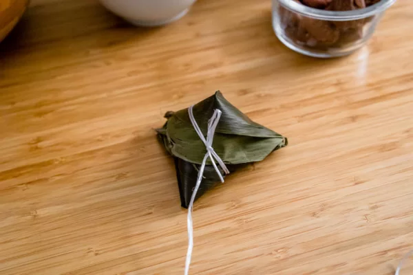 Có thể thay thế dây lạt bằng ni lông, dây dù sợi mảnh