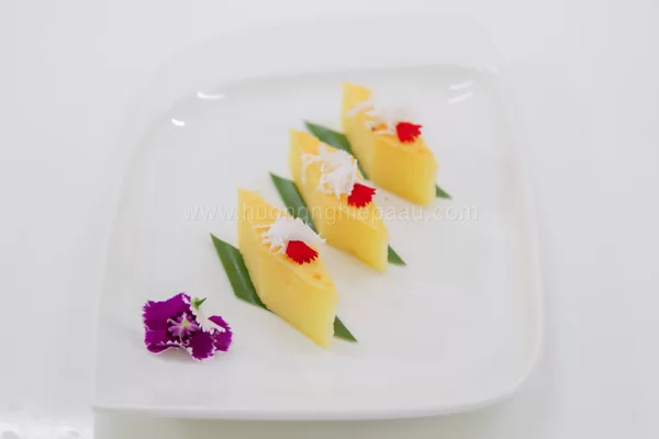 Bạn có thể thưởng thức món bánh này với trà nóng