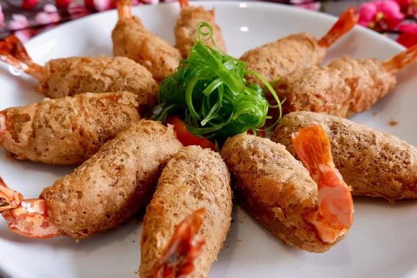 Xếp bánh tôm khoai môn ra đĩa