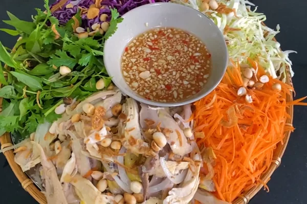 Bày trí món gỏi gà bắp cải mới lạ, đẹp mắt