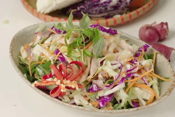 Gỏi gà trộn bắp cải bắt mắt, thanh mát